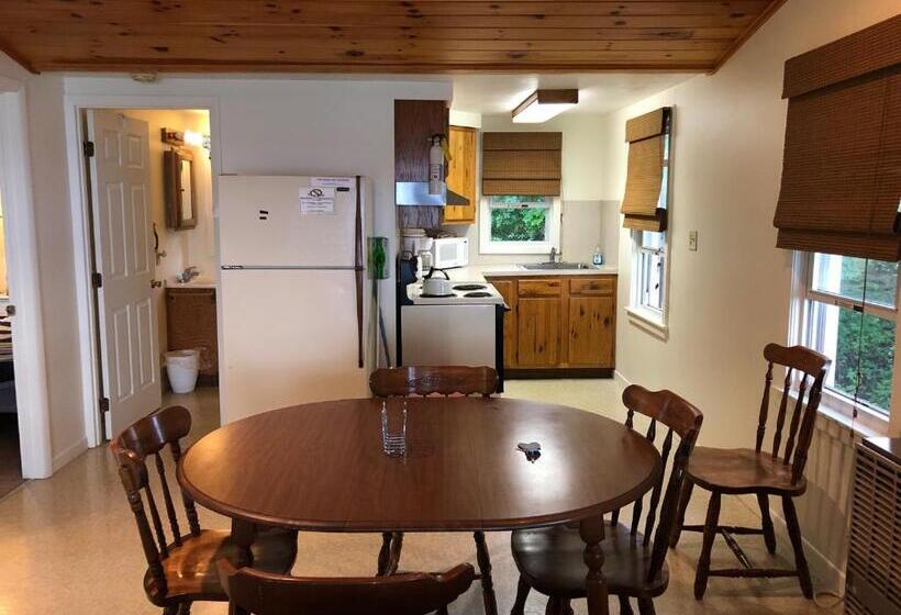 West Winds Motel & Cottages