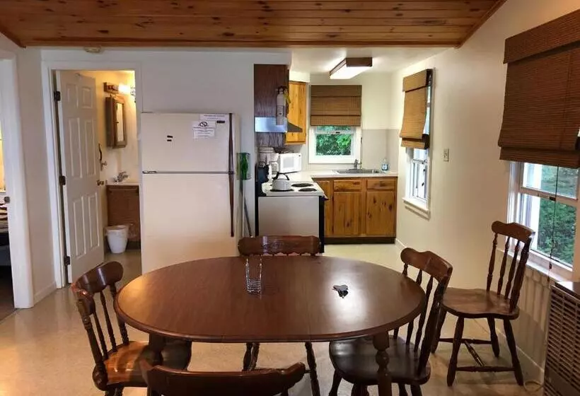 West Winds Motel & Cottages