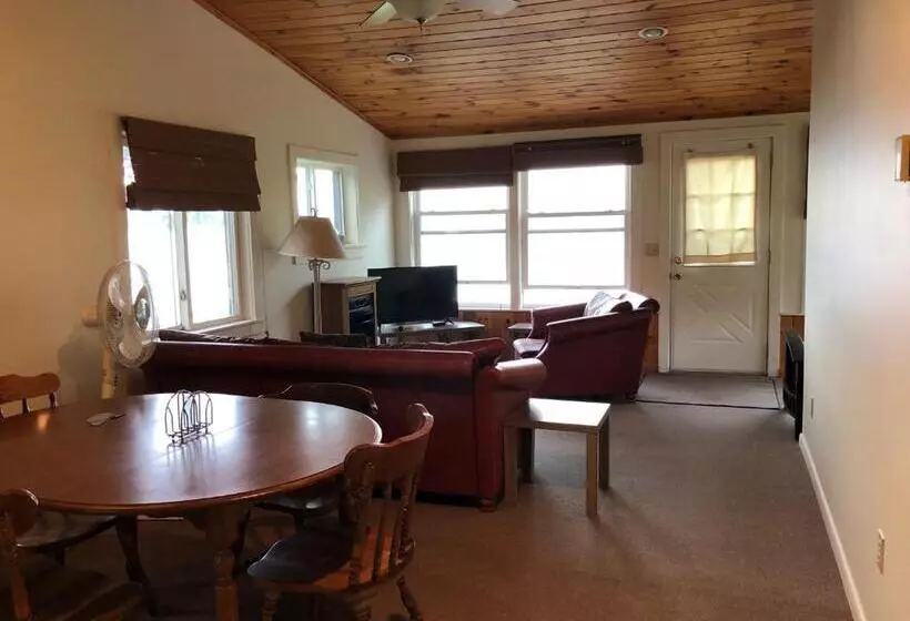 West Winds Motel & Cottages