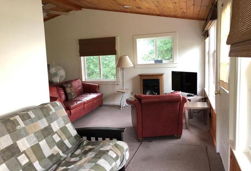 West Winds Motel & Cottages