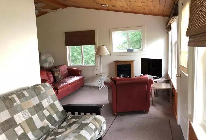 West Winds Motel & Cottages