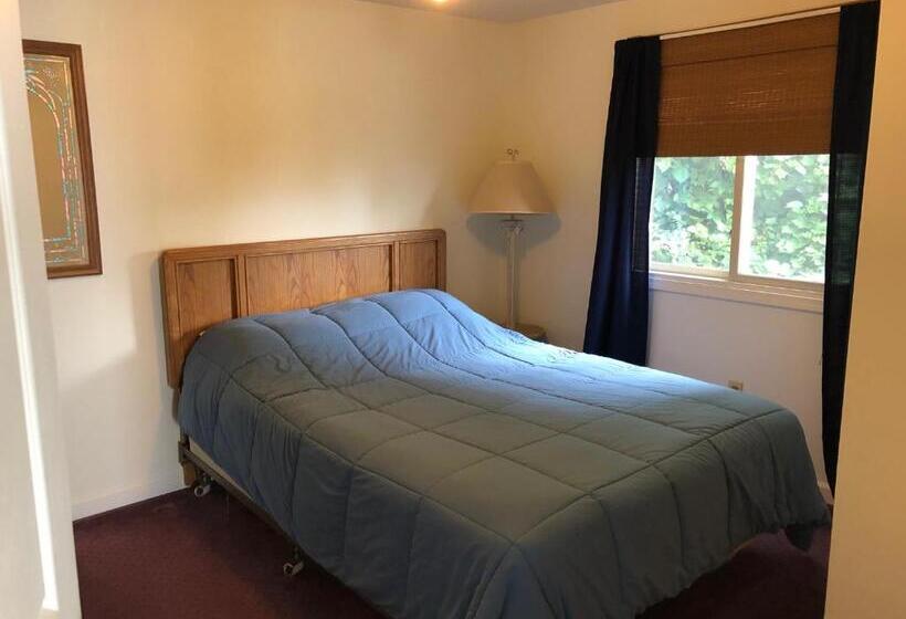 West Winds Motel & Cottages