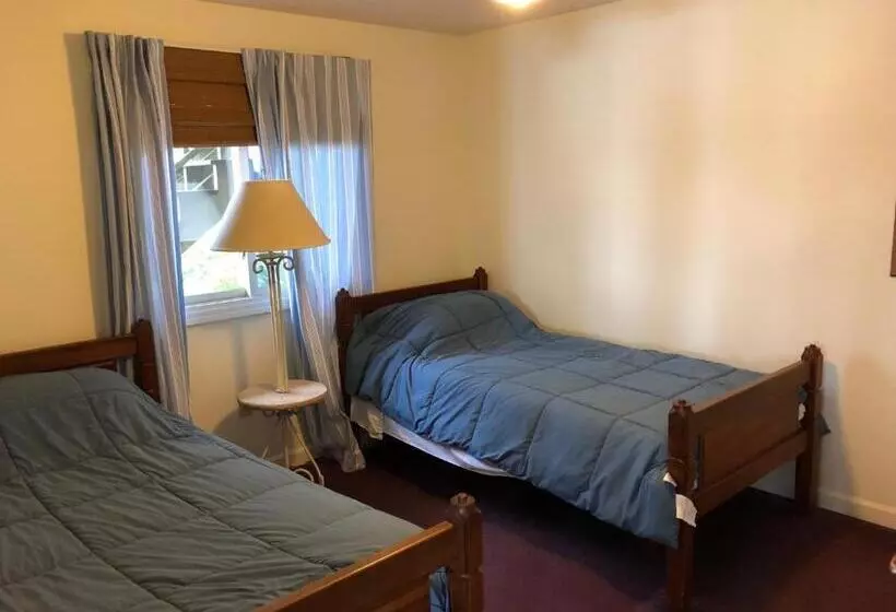 West Winds Motel & Cottages