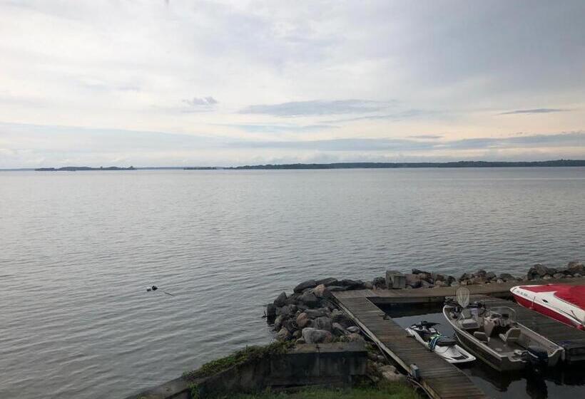 West Winds Motel & Cottages