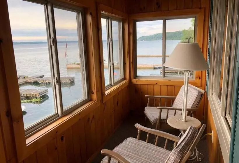 West Winds Motel & Cottages