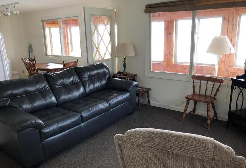 West Winds Motel & Cottages