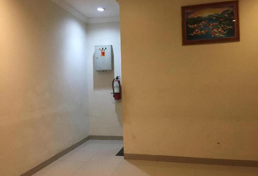 Reddoorz Plus @ Hotel Alden Makassar