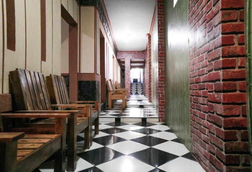 Pensiune Reddoorz Near Alun Alun Batu