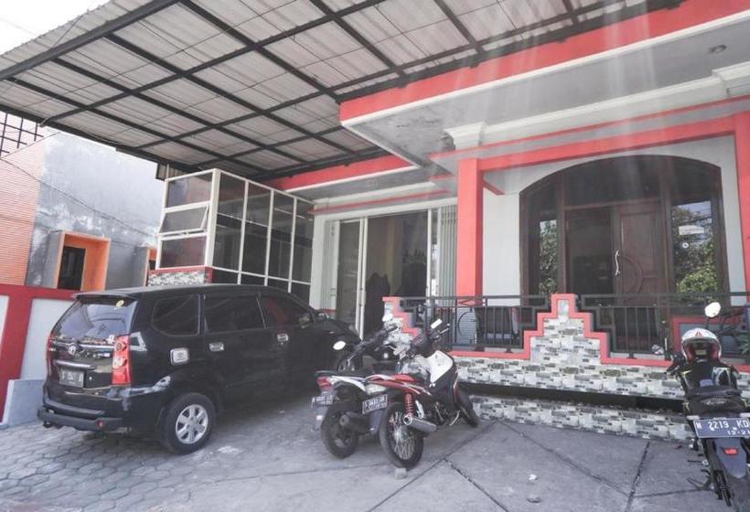 Pensiune Reddoorz Near Alun Alun Batu