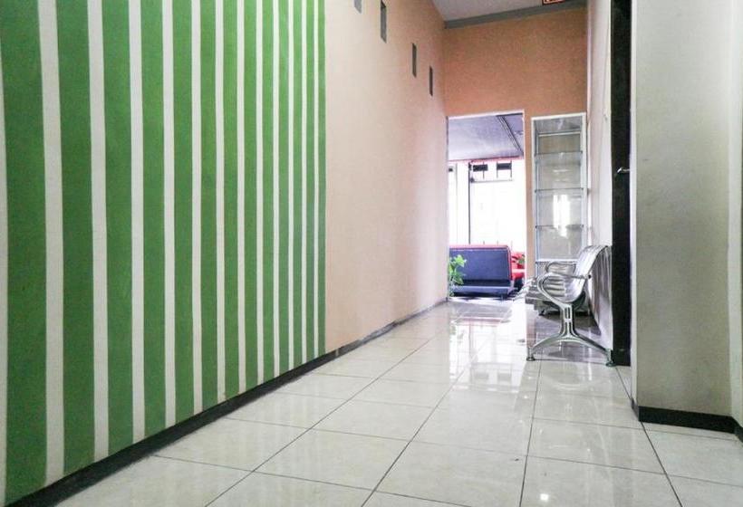 Pensiune Reddoorz Near Alun Alun Batu