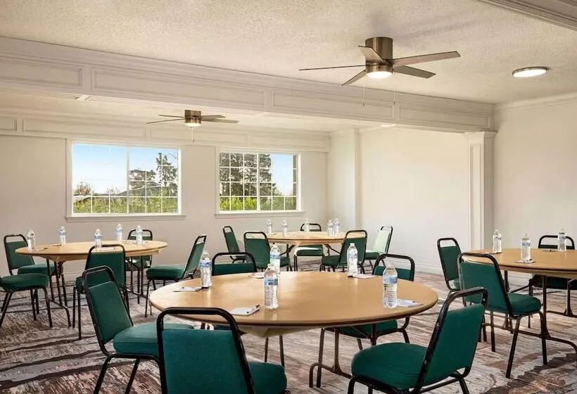 ホテル Baymont By Wyndham Blackwell I35