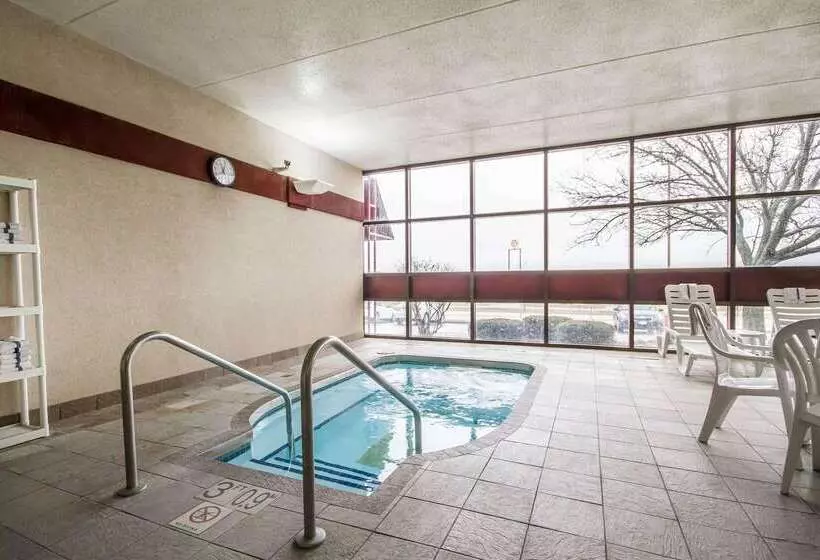 Отель Comfort Inn & Suites Madison  Airport