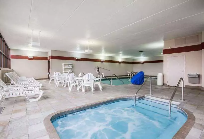 Отель Comfort Inn & Suites Madison  Airport