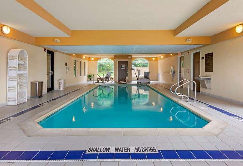 בית מלון כפרי Comfort Inn & Suites Wilkes Barre  Arena