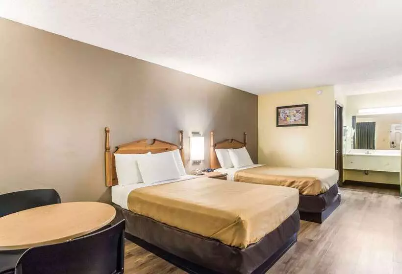 هتل Econo Lodge Clinton