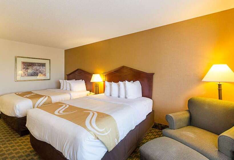 בית מלון כפרי Quality Inn