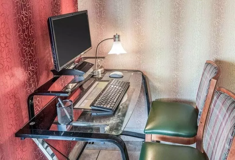 Отель Quality Inn & Suites