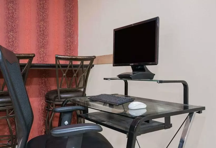 Отель Quality Inn & Suites