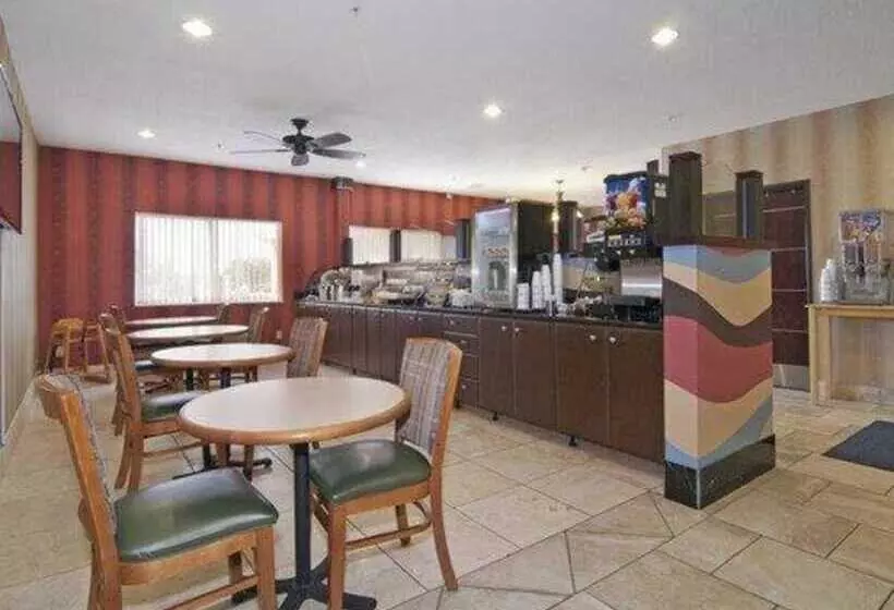 Отель Quality Inn & Suites