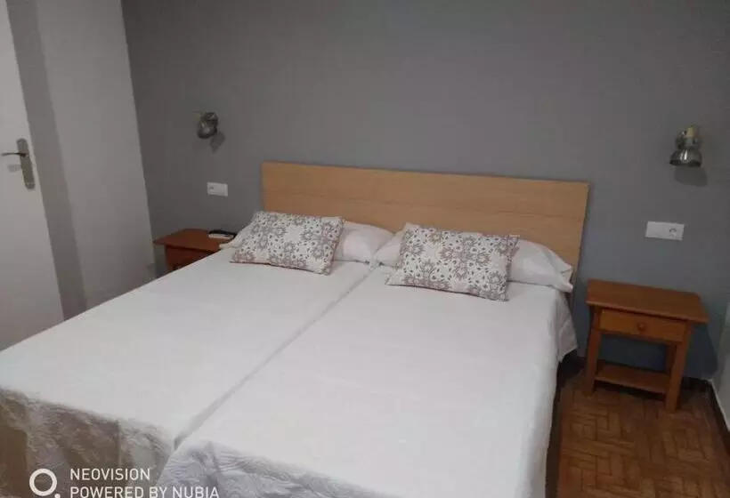 ペンション Aderezo Hostal Restaurante