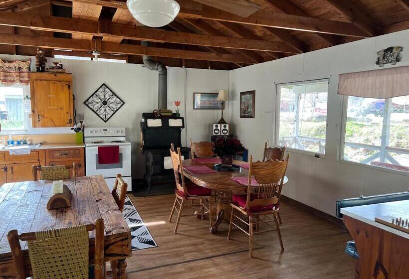 Hotelli Rolling Brook Inn