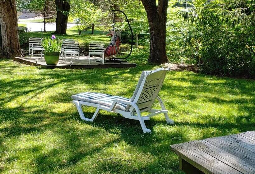 Hotelli Rolling Brook Inn