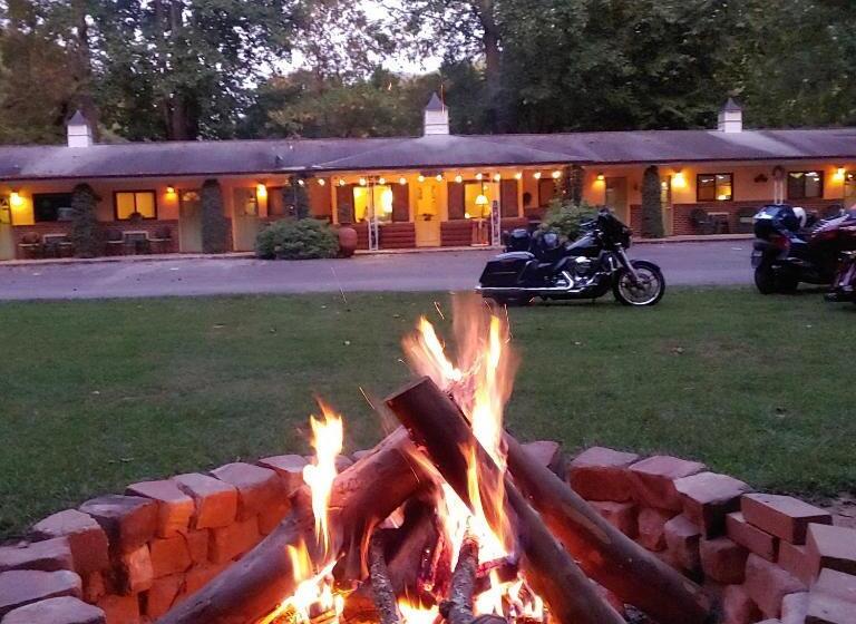 Hotelli Rolling Brook Inn