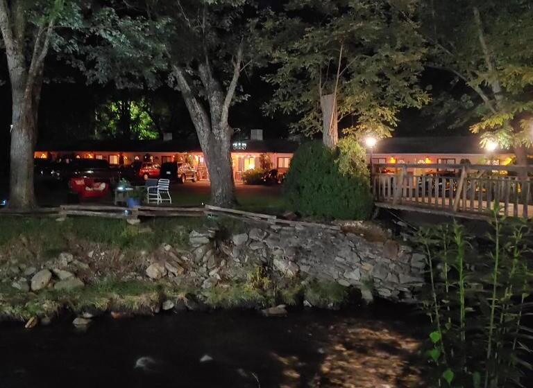 Hotelli Rolling Brook Inn