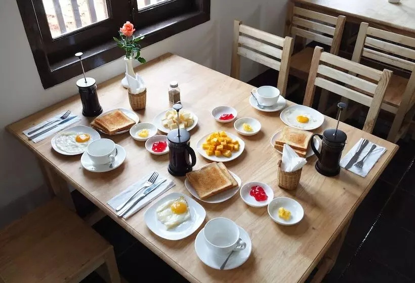 Hinode Hotel ဟိနောဒေ့ဟိုတယ်