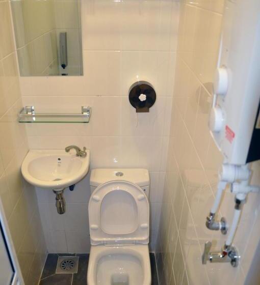 بنسيون Tas 96 Inn