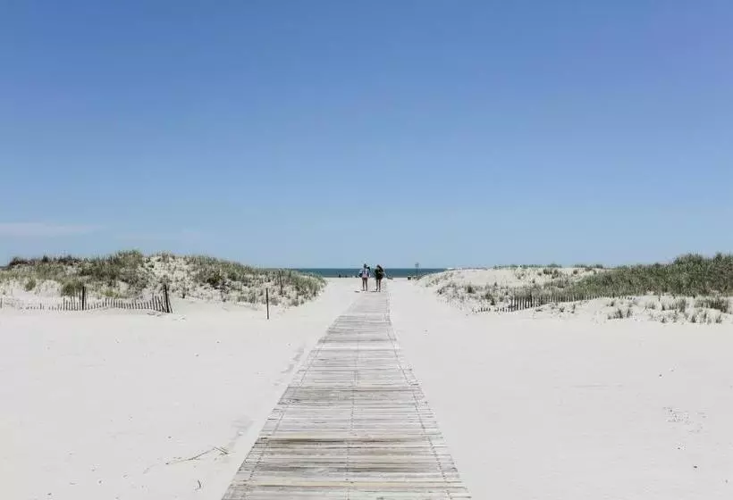 Commander By The Sea Motel