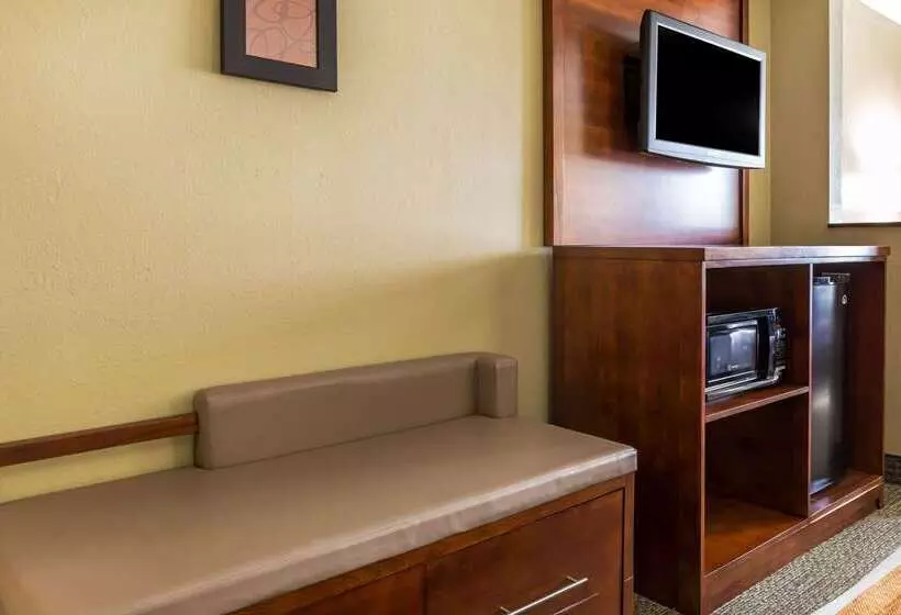 호텔 Comfort Suites Near I 80 And I 94