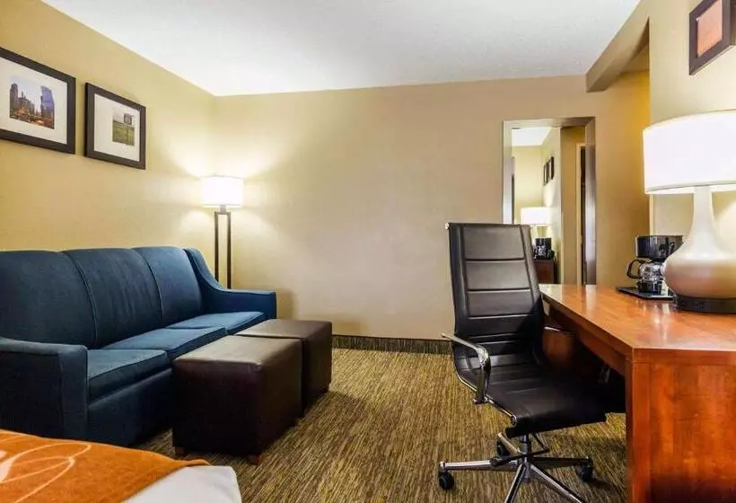 호텔 Comfort Suites Near I 80 And I 94