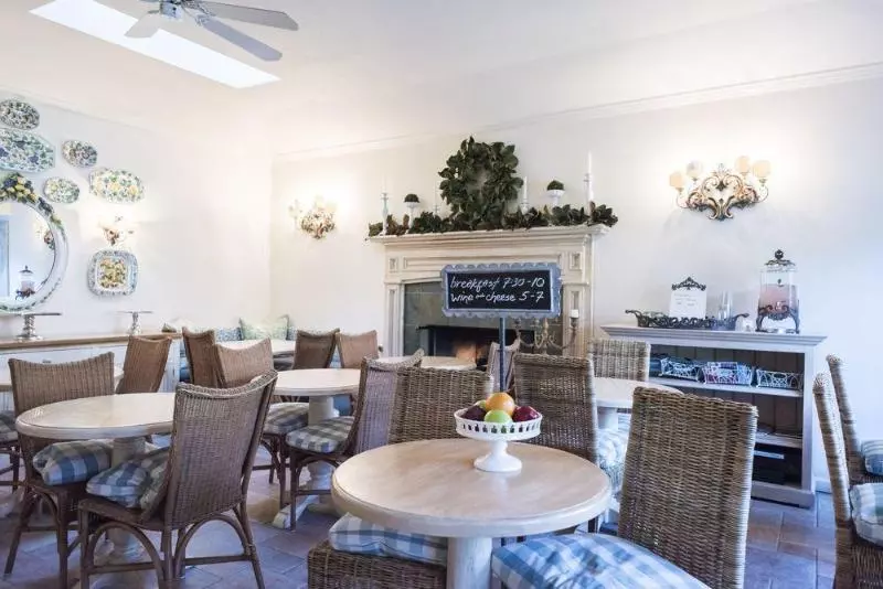 هتل Cottage Grove Inn