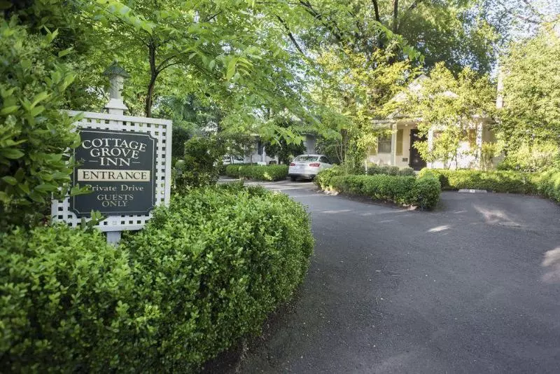 هتل Cottage Grove Inn