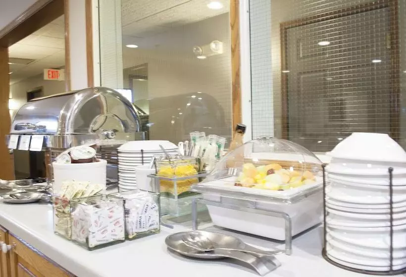 هتل Country Inn & Suites By Radisson, Cedar Falls, Ia