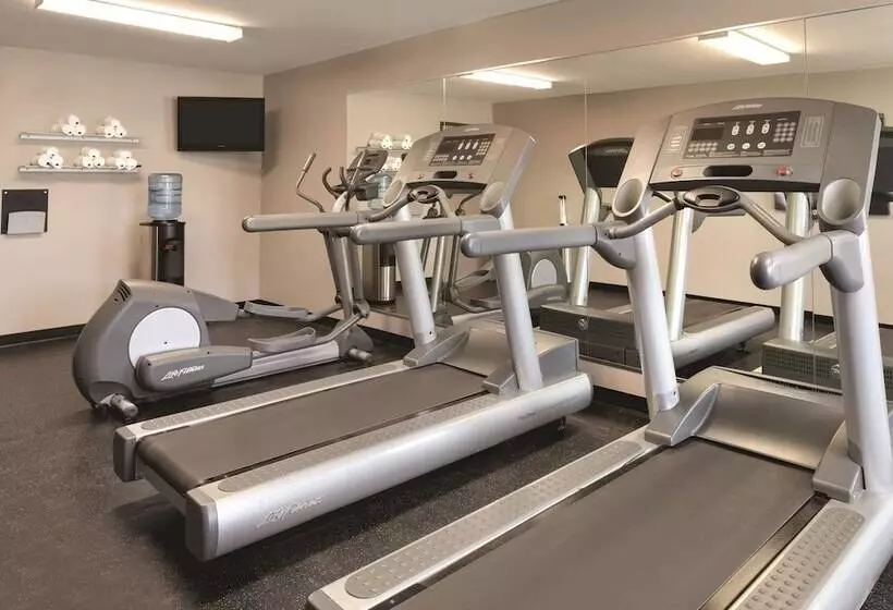 هتل Country Inn & Suites By Radisson, Cedar Falls, Ia