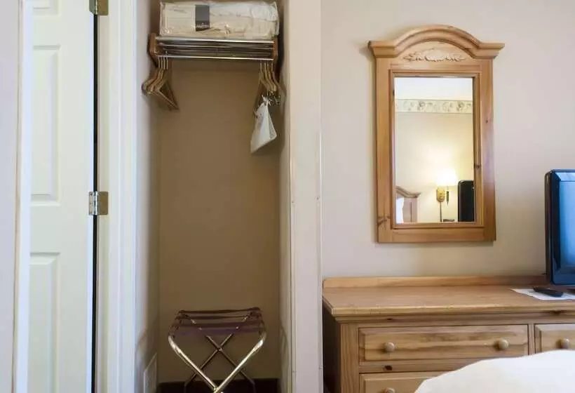 هتل Country Inn & Suites By Radisson, Cedar Falls, Ia