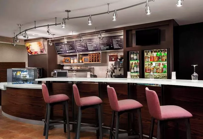 Отель Courtyard Bowling Green Convention Center