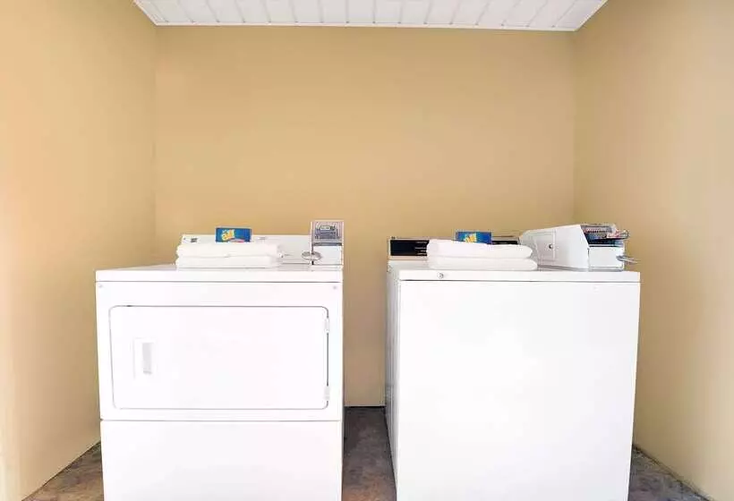 Hotelli Super 8 By Wyndham Dallas South