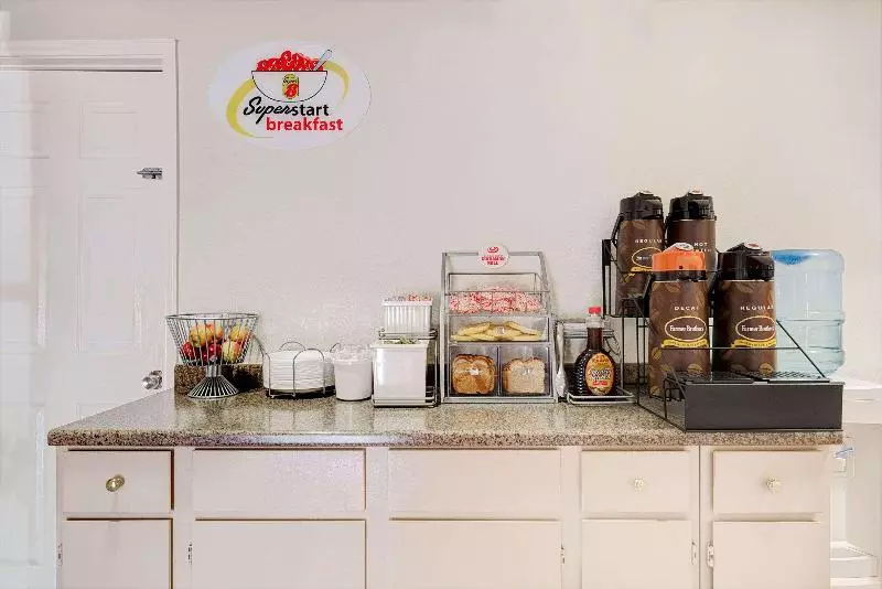 Hotelli Super 8 By Wyndham Dallas South
