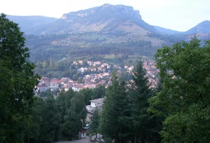 Majatalo Guest House Lori