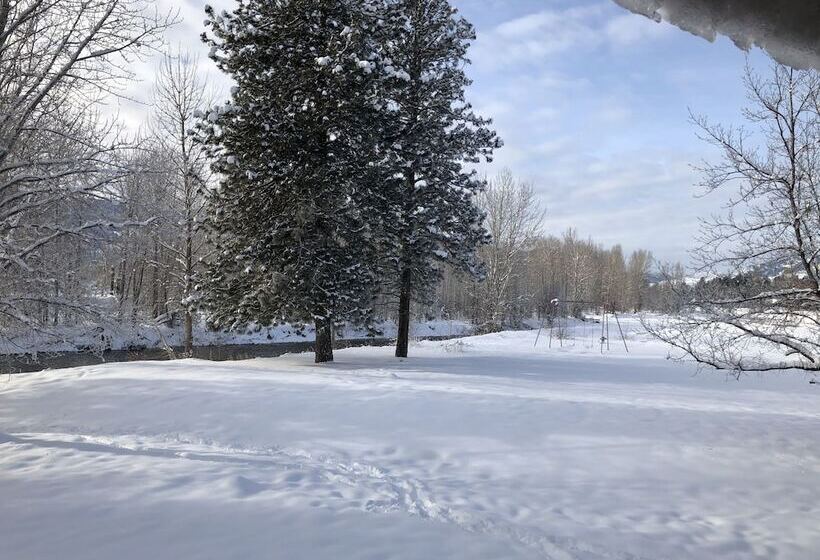 Hostel River Run Inn