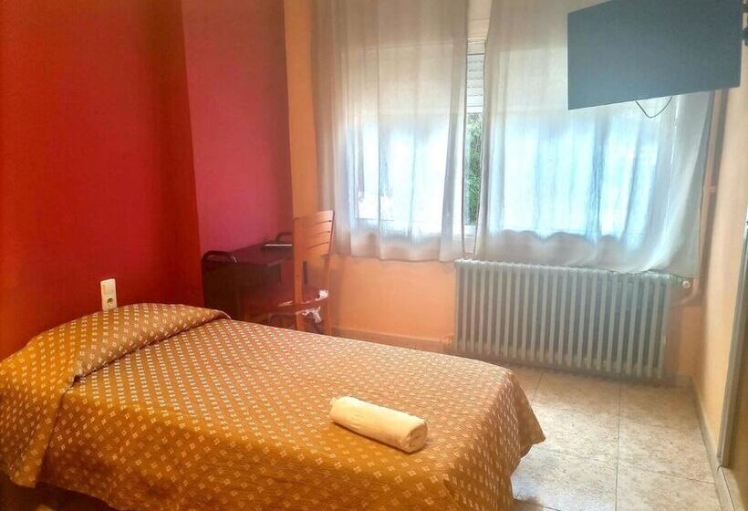 پانسیون Hostal Isla Cristina Mataró