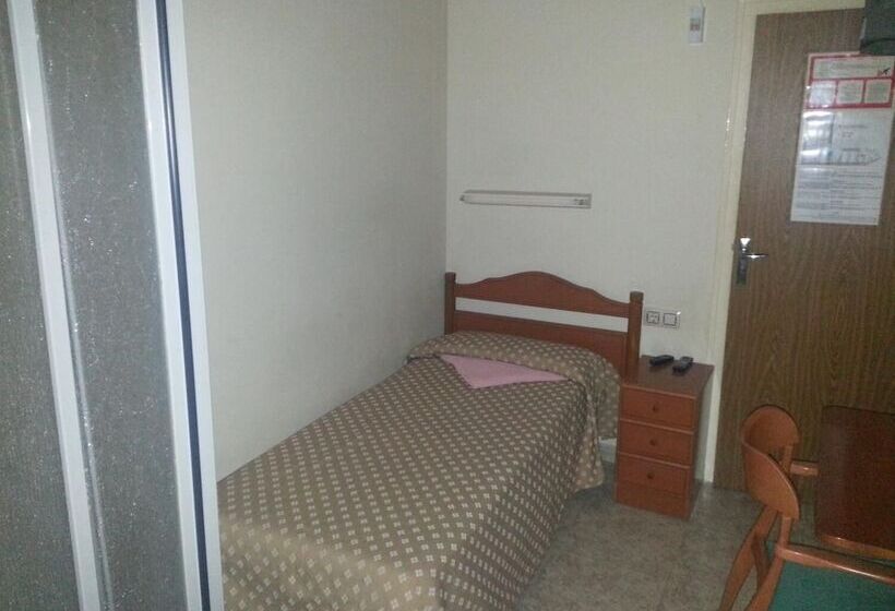 پانسیون Hostal Isla Cristina Mataró