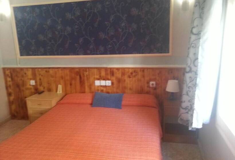 پانسیون Hostal Isla Cristina Mataró