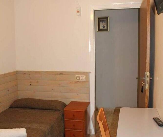 پانسیون Hostal Isla Cristina Mataró