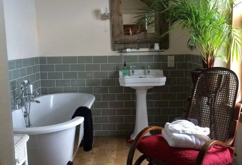 Majatalo Hunters Guest House