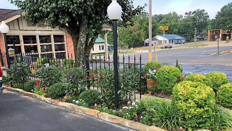 Отель Charles Wesley Motor Lodge