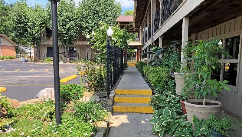 Отель Charles Wesley Motor Lodge